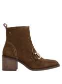 Calzado de cuero café para mujer, botín casual con tacón grueso y cómodo, detalle de hebilla que añade sofisticación.
