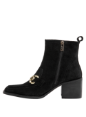 Elegante botín de cuero negro para mujer con tacón cómodo, hebilla metálica, ideal para un look casual o semiformal.