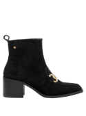 Calzado de cuero negro para mujer, botín con tacón grueso y hebilla decorativa, perfecto para moda urbana y chic.