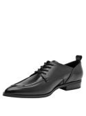 Clásico zapato oxford negro de cuero para mujer, con diseño sobrio, ideal para ocasiones que requieren vestimenta refinada.