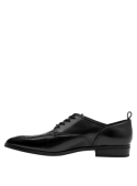 Zapato de cuero negro tipo oxford para mujer, con puntas alargadas, que aporta un toque refinado a cualquier atuendo.