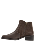 Botín Chelsea marrón de cuero para mujer, combina elegancia y comodidad con diseño minimalista y detalles sofisticados.