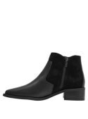 Botín de cuero negro para mujer, con costura visible decorativa que contrasta con el diseño minimalista.