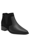Botín Chelsea de mujer en cuero negro, elegante, sin cordones, con elástico lateral y puntera afilada.