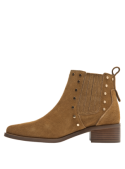 Botín de cuero camel estilo Chelsea, ideal para ciudad, con sección elástica lateral y tachas que modernizan su diseño.