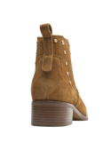 Elegante botín Chelsea de gamuza camel, con detalles metálicos y lengüeta trasera para fácil calzado, corte al tobillo.