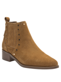 Botín Chelsea de cuero camel para mujer, con superficie de gamuza suave y tachas metálicas, ideal para uso urbano diario.
