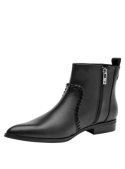 Botín negro de cuero para mujer con trabilla trasera que facilita el calce y suela delgada para un look versátil.