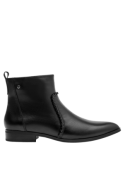 Botín de cuero negro para mujer con punta ligeramente afilada, añadiendo un toque sofisticado al estilo casual.