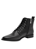 Botín negro de cuero para mujer, textura reptil, combinación de detalles funcionales y decorativos, estilo casual y elegante.