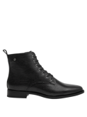 Botín negro de cuero para mujer con amarre de cordones y ojales metálicos, ofrece ajuste personalizado y toque moderno.
