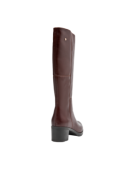 Bota de cuero café para mujer, acabado liso y costuras visibles, combinando funcionalidad con estética.