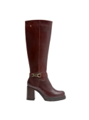 Elegante bota de cuero café para mujer, con taco alto cuadrado, plataforma elevada y diseño acanalado en la planta.