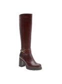 Bota de cuero café para mujer, caña alta y diseño liso, con amarriqueta decorativa y hebilla dorada en el empeine.