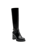 Bota negra de cuero para mujer con diseño elegante, caña alta y acabado liso, ideal para ocasiones formales.
