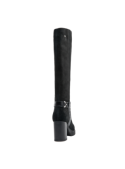 Bota de cuero negra con taco semi grueso alto, ideal para ocasiones formales y mayor estabilidad al caminar.