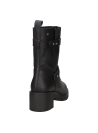 Bota de cuero negro para mujer, gamuzada y resistente, con ajuste superior en cañón y detalles metálicos decorativos.