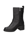 Bota de cuero negro para mujer, diseño estilizado, hebillas decorativas y soporte al tobillo, ideal para uso diario.