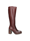 Bota de cuero café para mujer, ideal para look formal o uso diario elegante, estilo clásico y atemporal.