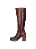 Bota casual de cuero café para mujer, tacón cuadrado de altura media, estabilidad y comodidad al caminar.