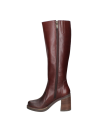 Bota casual de cuero café para mujer, tacón cuadrado de altura media, estabilidad y comodidad al caminar.