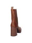 Bota Chelsea de cuero café con texturizado reptil y lengüeta trasera, combinando elegancia y funcionalidad.