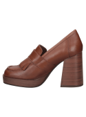 zapato casual de cuero café para mujer con diseño tipo mocasín y detalles de flecos, estilo clásico y sofisticado.