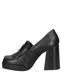 Zapato de cuero negro para mujer, acabado pulido y formal, perfecto para un look casual sofisticado.