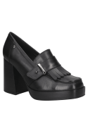 Mocasín negro con hebilla decorativa en la parte superior, añadiendo un toque elegante al diseño clásico.