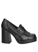 Zapato casual para mujer con suela de plataforma, ofreciendo mayor equilibrio y reducción de la inclinación al caminar.