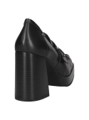Calzado de cuero negro femenino con taco grueso y alto, proporcionando estabilidad y comodidad en cada paso.