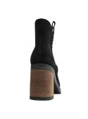 Botín de cuero negro estilo Chelsea para mujer, versátil para el uso diario, con un toque moderno y sofisticado.