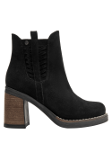 Botín negro de cuero estilo Chelsea para mujer, con caña hasta el tobillo y detalle trenzado en los laterales.