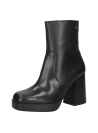 Botín de cuero negro para mujer, perfecto para atuendos formales con pantalones de vestir y blazers, moderno y refinado.