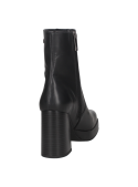 Botín femenino negro de cuero con líneas limpias y costuras discretas, estilizando la silueta del pie con elegancia.