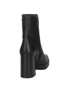 Botín femenino negro de cuero con líneas limpias y costuras discretas, estilizando la silueta del pie con elegancia.