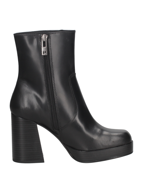 Botín negro de cuero para mujer con diseño sofisticado y acabado brillante, ideal para looks casuales y elegantes.
