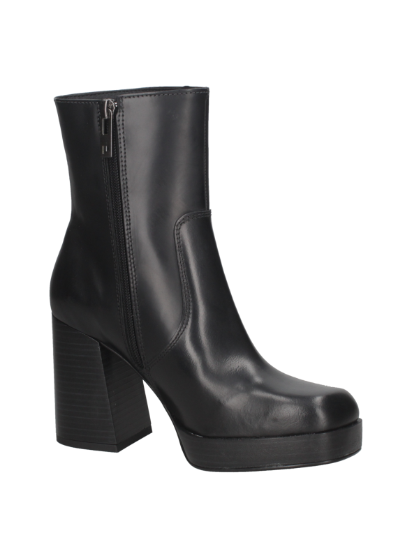 Botín negro de cuero para mujer con diseño sofisticado y acabado brillante, ideal para looks casuales y elegantes.