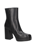 Botín negro de cuero para mujer con diseño sofisticado y acabado brillante, ideal para looks casuales y elegantes.