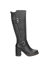 Bota de cuero negro para mujer, acabado liso, estructurado y suela antideslizante para tracción en superficies.