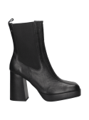 Bota Chelsea negra de cuero con lengüeta trasera, paneles elásticos para fácil calce y taco alto que estiliza el look.
