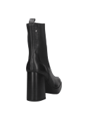 Bota Chelsea negra de cuero con texturizado reptil, ideal para mujer que busca comodidad y funcionalidad sin cordones.