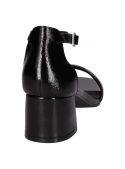 Calzado de cuero negro para mujer, diseño minimalista con textura brillante y tacón mediano cómodo.