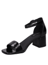 Sandalia negra de cuero brillante con diseño minimalista y correa ajustable para mujer, ideal para fiestas.