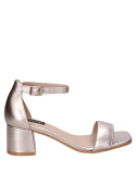 Sandalia de mujer en cuero dorado, estilo minimalista y moderno, ideal para combinar con vestidos de verano.