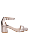 Sandalia de mujer en cuero dorado, estilo minimalista y moderno, ideal para combinar con vestidos de verano.