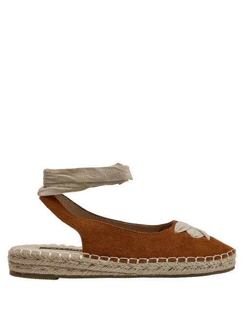 Alpargata de mujer en cuero camel con suela artesanal de yute y estilo veraniego.