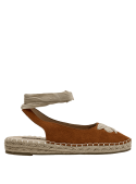 Elegante alpargata de cuero camel con detalles bohemios y ajuste cómodo para días cálidos.