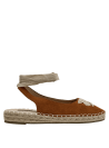 Elegante alpargata de cuero camel con detalles bohemios y ajuste cómodo para días cálidos.