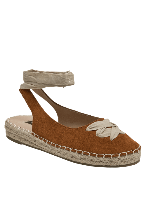 Alpargata de mujer en cuero camel con suela artesanal de yute y estilo veraniego.